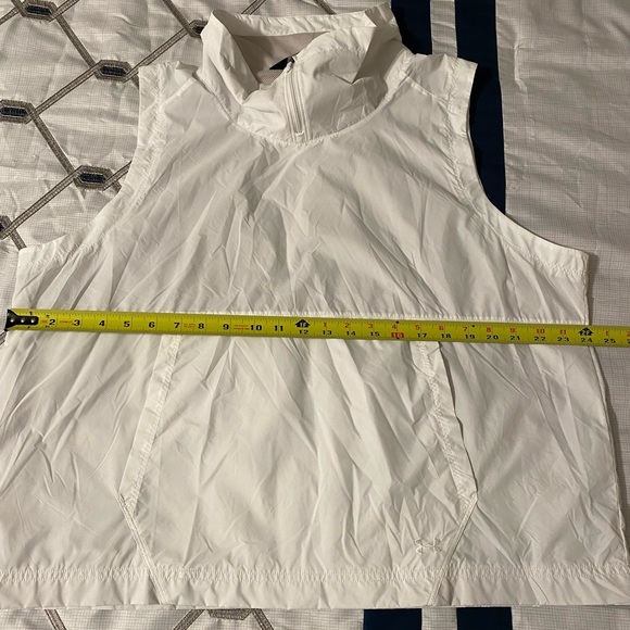 Women’s Under Armour Windbreaker Vest—XL - Picture 11 of 13